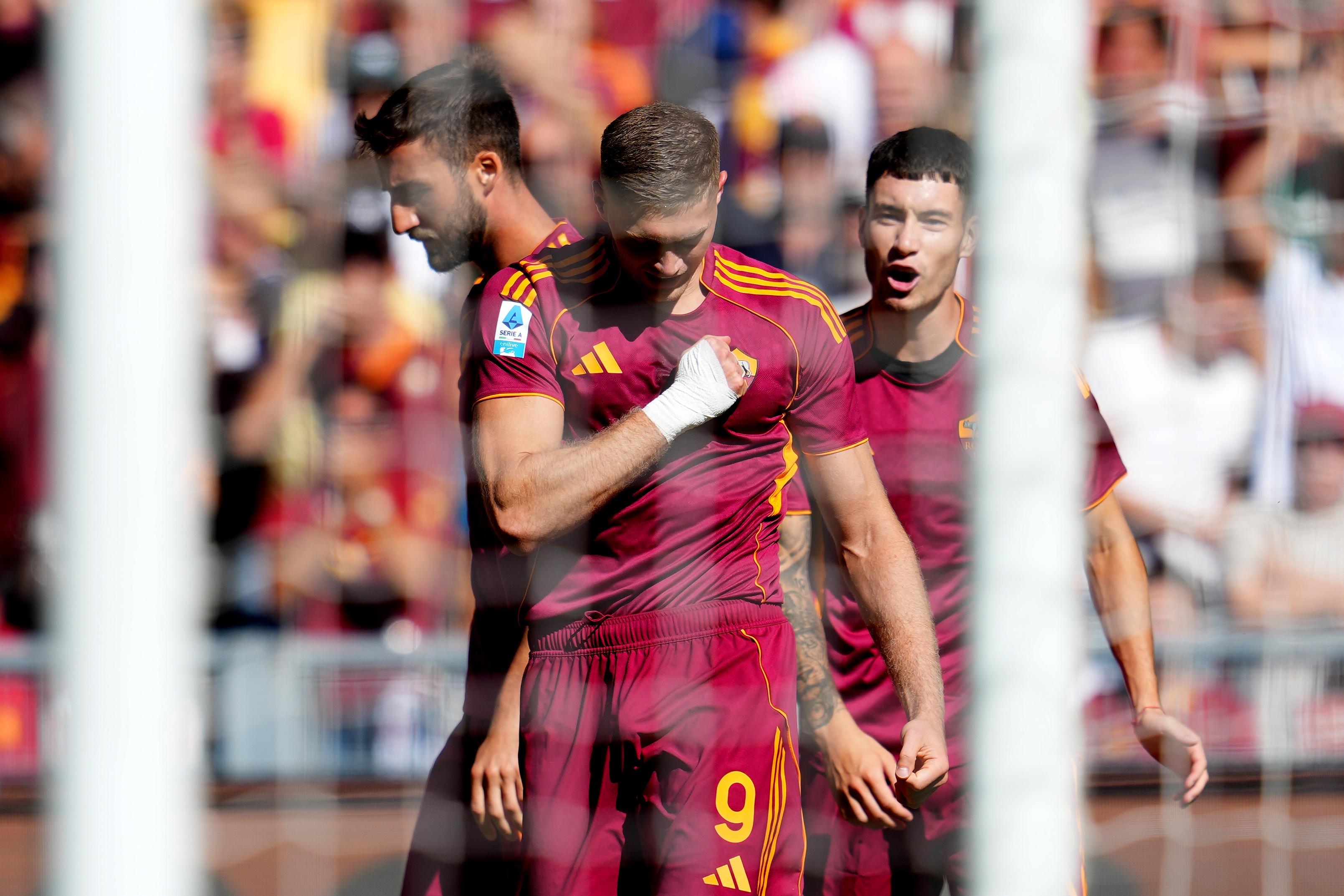 开云入口安全吗-记者：多夫比克因伤将缺席约两个月，冬窗离开罗马事宜变得复杂